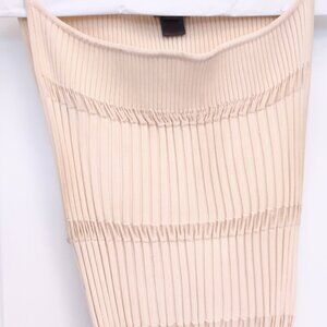 Ribbed/fluted type women's top in ecru. Size L but fits smaller. EUC